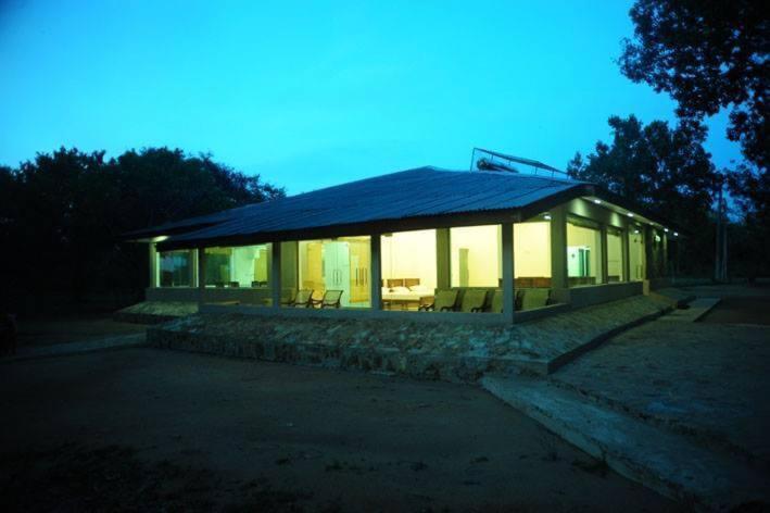 Crocodile Park Bungalow Катарагама Экстерьер фото